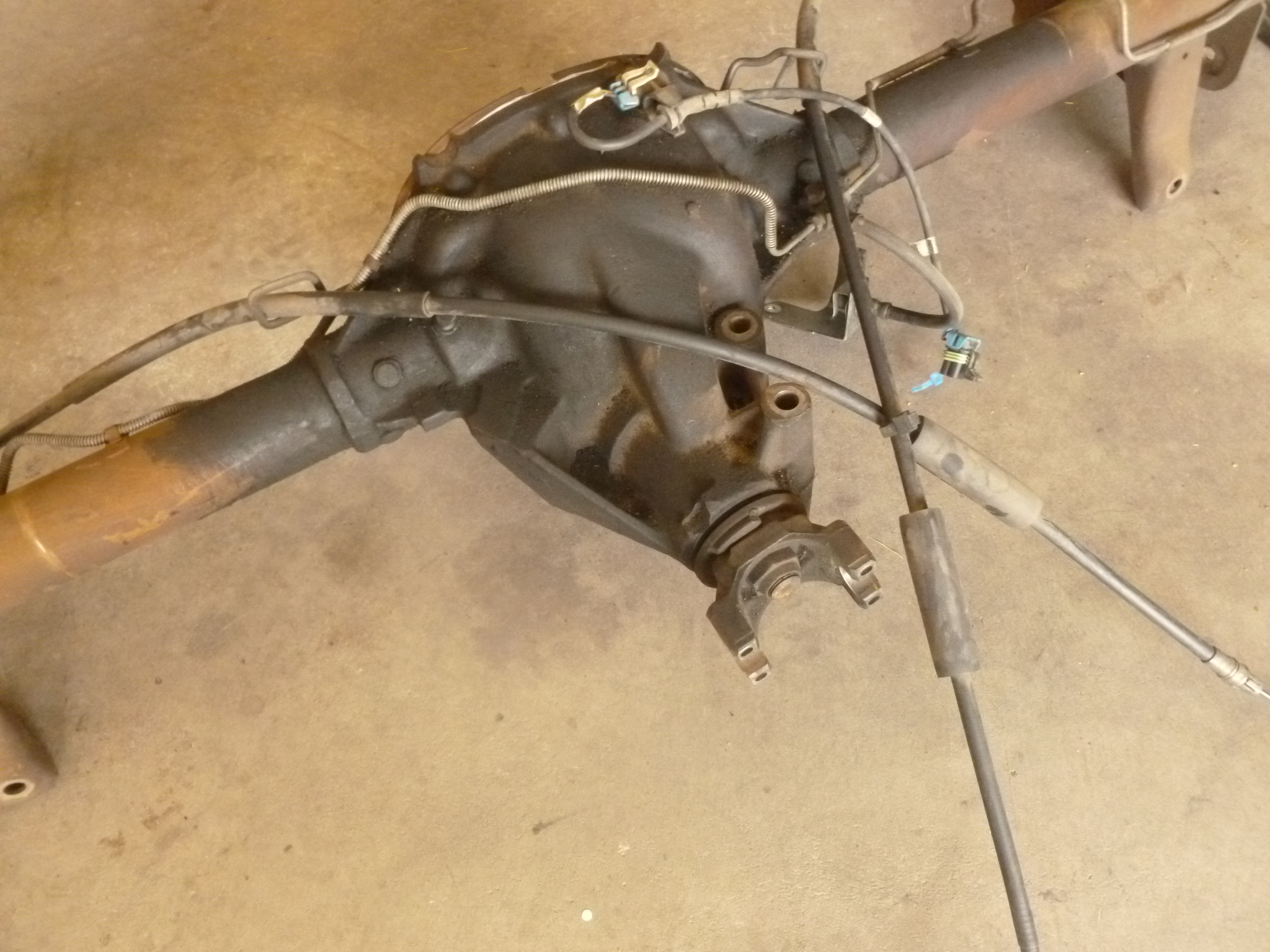 1995 Chevy Camaro - Rear End Axle with Drum Brakes - Hermes Auto Parts