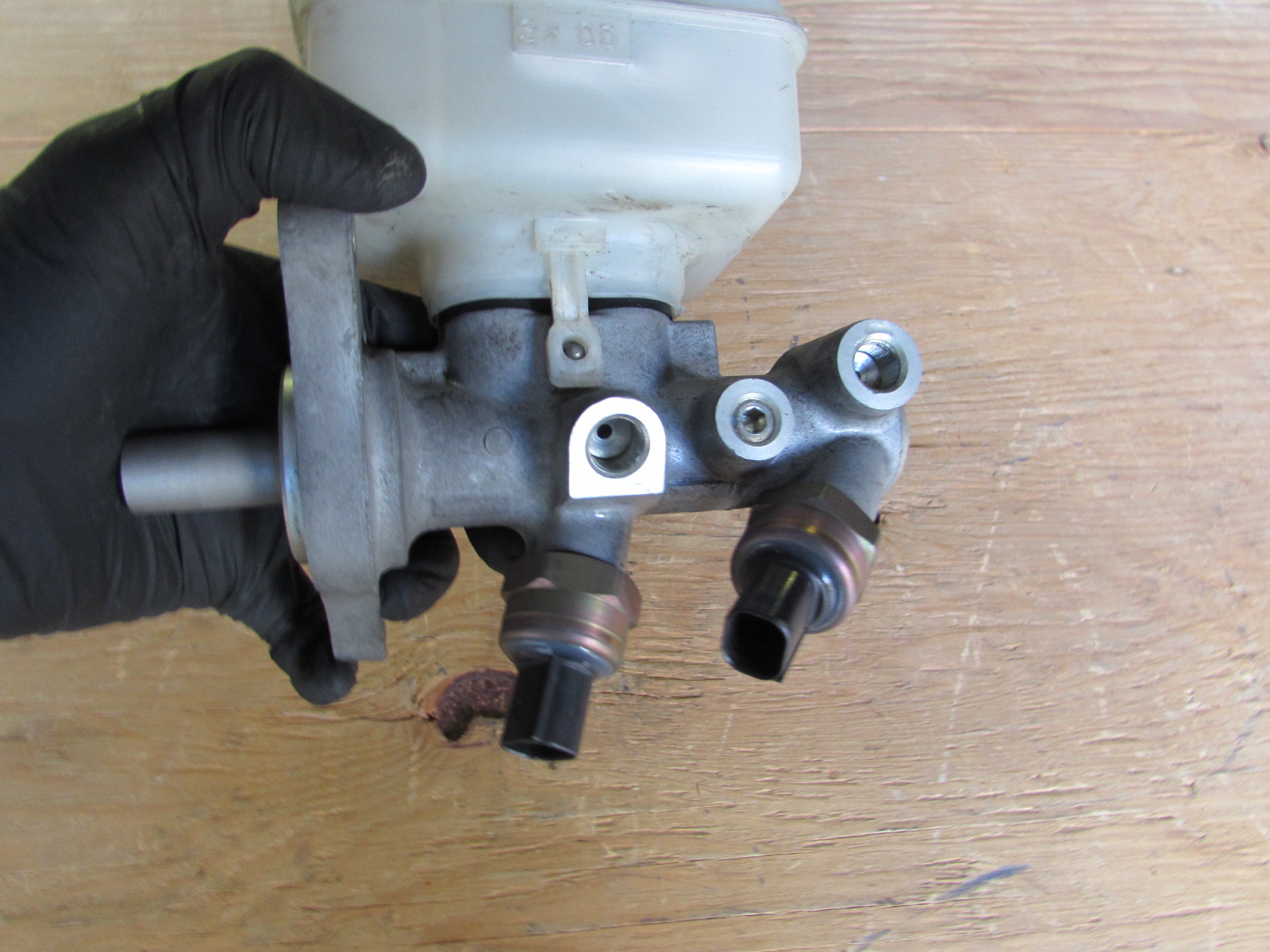 Audi TT Mk1 8N Brake Master Cylinder w/ Tank Reservoir 1J1611301B ...