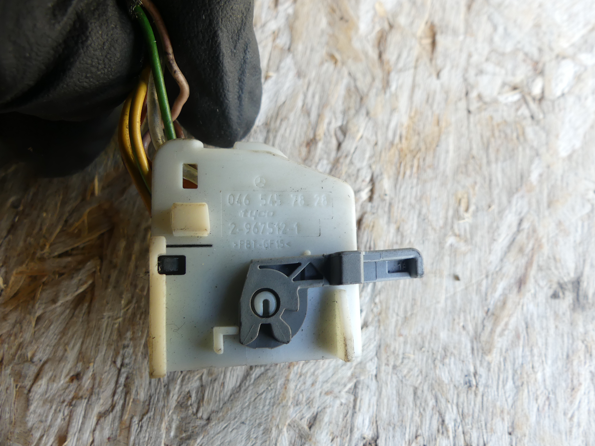 Mercedes White Gray 20 Pole Connector 0465457828 - Hermes Auto Parts